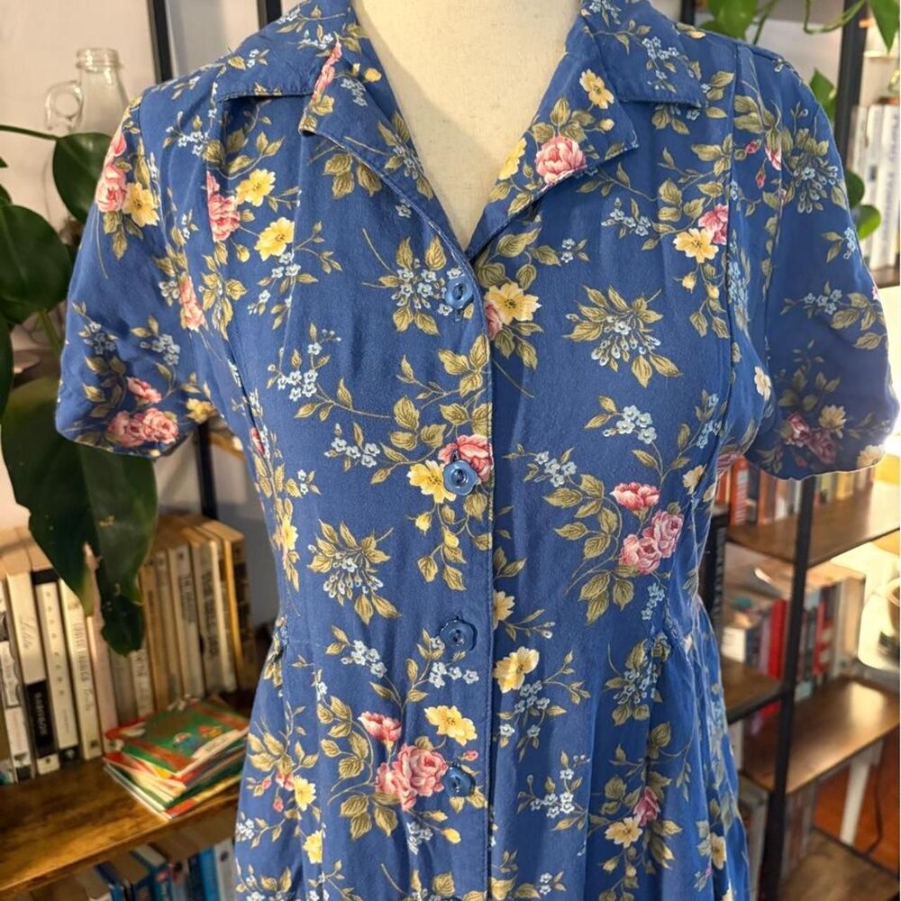 blue floral vtg. flowy button front midi shirt dress with flowers